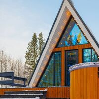 А-фрейм с камином и купелью Гостевого дома Pine Forest Хвойный лес