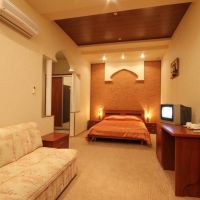 Полулюкс улучшенный с двуспальной кроватью и диваном Отеля Даккар