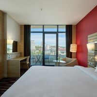 Privilege с двуспальной кроватью и балконом (вид на город) Отеля Меркюр Сочи Центр